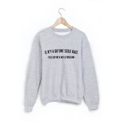 Sweat-Shirt il n'y a q'une seule race celle qu'on se met le week end