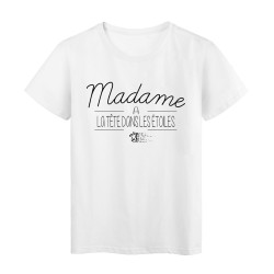 T-Shirt imprimé Citation Madame a la tête dans des étoiles