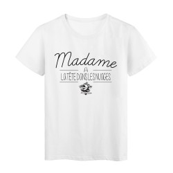 T-Shirt imprimé Citation Madame a la tête dans Les nuages
