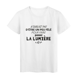 T-Shirt imprimé citation humour etre un peu fêlé pour faire passer la lumiere