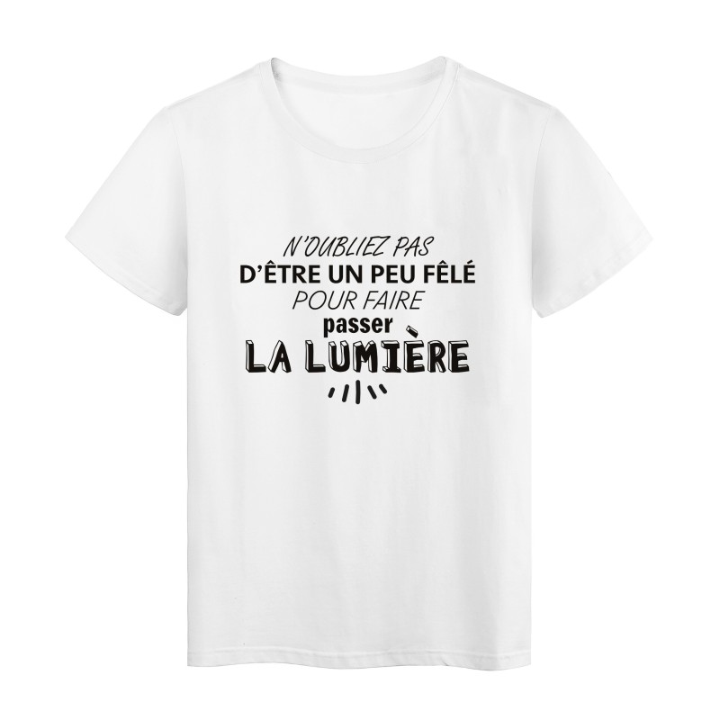 T-Shirt imprimé citation humour etre un peu fêlé pour faire passer la lumiere