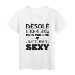 T-Shirt imprimé citation humour désolé cet homme est deja pris par une institutrice sexy 