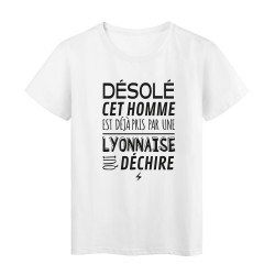 T-Shirt imprimé citation humour désolé cet homme est deja pris par une lyonnaise qui déchire