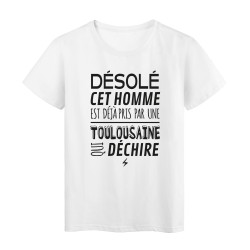 T-Shirt imprimé citation humour désolé cet homme est deja pris par une toulousaine qui déchire