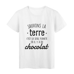 T-Shirt imprimé citation humour Sauvons la terre c'est la seule planète ou il y a du chocolat