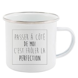 Mug Tasse Rétro en métal émaillé imprimé citation Passer a coté de moi c'est frôler la perfection