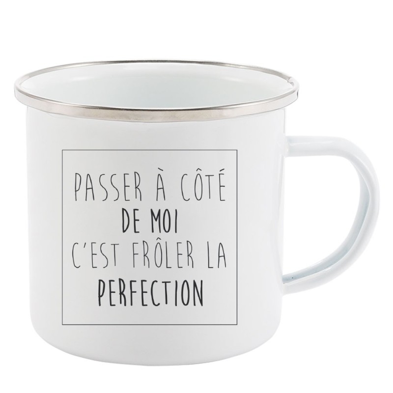 Mug Tasse Rétro en métal émaillé imprimé citation Passer a coté de moi c'est frôler la perfection