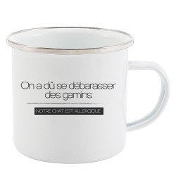Mug Tasse Rétro en métal émaillé imprimé citation On a du se débarrasser des gamins notre chat est allergique