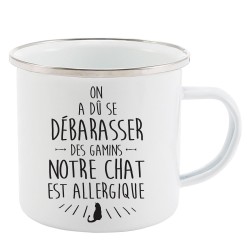 Mug Tasse Rétro en métal émaillé imprimé citation On a du se débarrasser des gamins notre chat est allergique