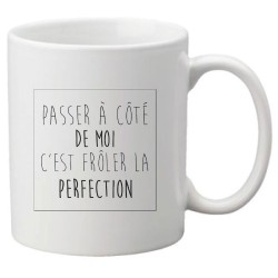 Mug tasse céramique imprimé citation humour illustration Passer à coté de moi c'est frôler la perfection