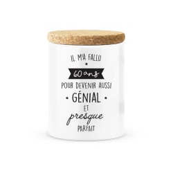 Pot céramique avec couvercle en liège citation imprimé Il ma fallu 60 ans pour devenir aussi génial et presque parfait