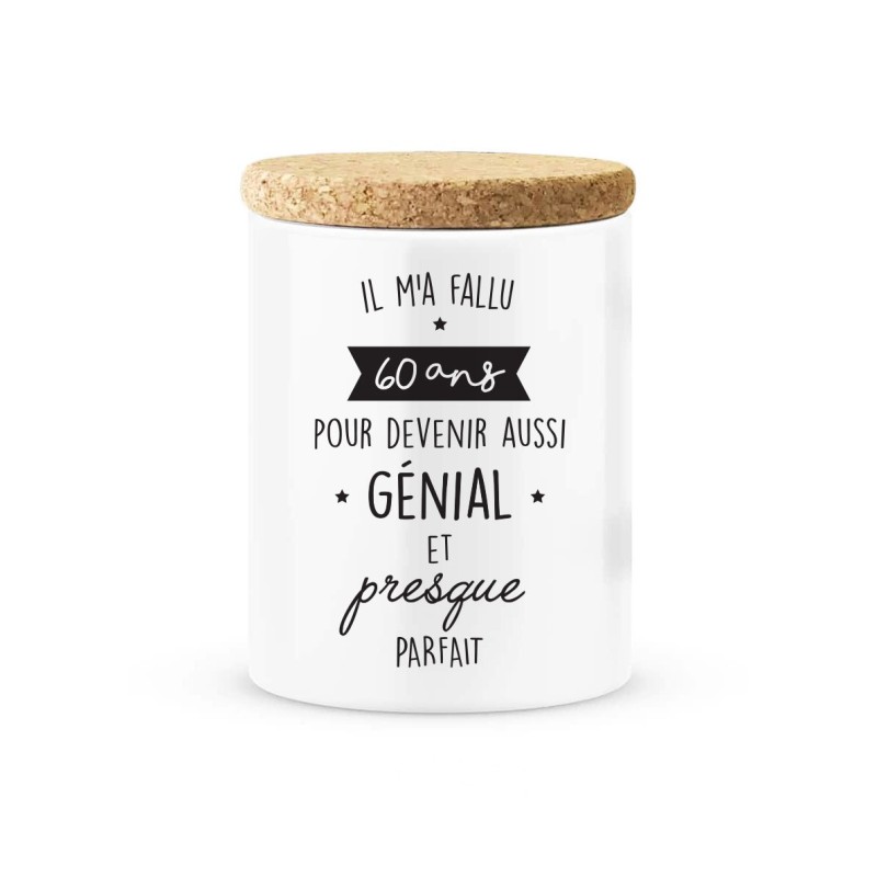 Pot céramique avec couvercle en liège citation imprimé Il ma fallu 60 ans pour devenir aussi génial et presque parfait