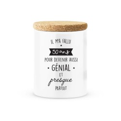 Pot céramique avec couvercle en liège citation imprimé Il ma fallu 50 ans pour devenir aussi génial et presque parfait