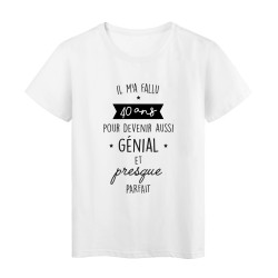 T-Shirt imprimé humour citation Il ma fallu 40 ans pour devenir aussi génial et presque parfait
