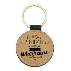 Porte-clefs cuir végan marron imprimé On dit que la perfection n'existe pas mais marraine est réelle