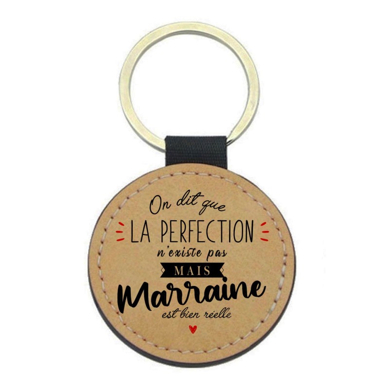 Porte-clefs cuir végan marron imprimé On dit que la perfection n'existe pas mais marraine est réelle