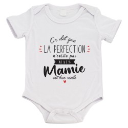 Body bébé - Cadeau naissance - imprimé citation Humour - La perfection n'existe pas mais Mamie est bien réelle