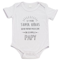 Body bébé - Cadeau Baptême - imprimé humour - Il y a des super héros qui ne portent pas de cape papy