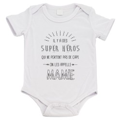 Body bébé - Cadeau Baptême - imprimé humour - Il y a des super héros qui ne portent pas de cape mamie