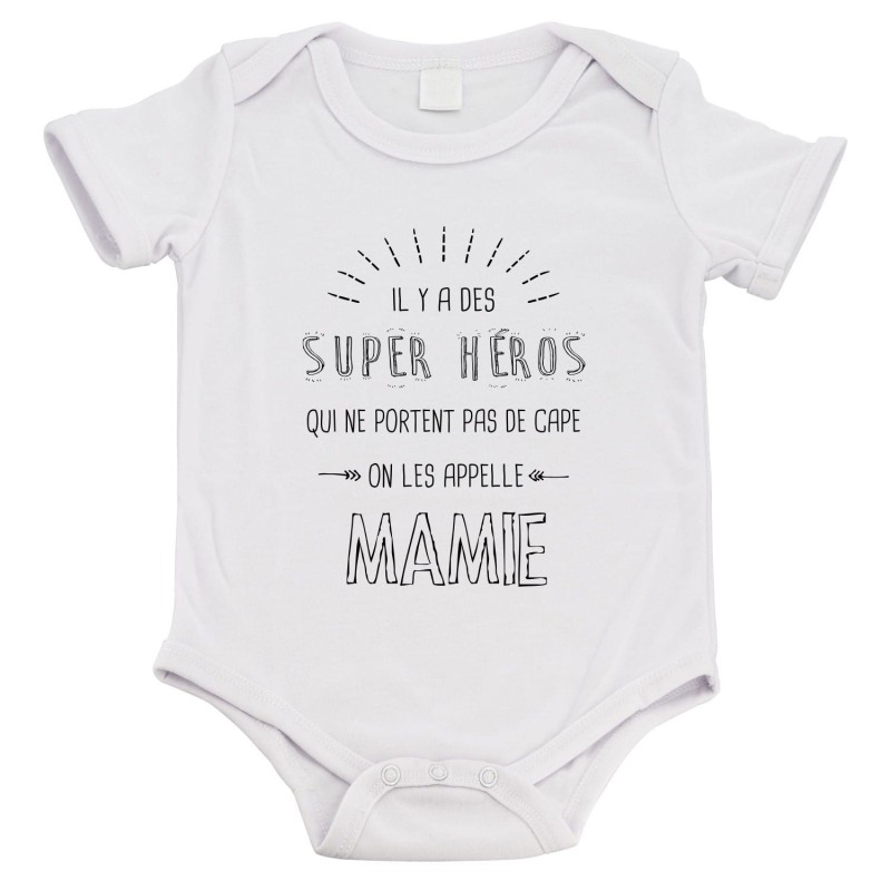 Body bébé - Cadeau Baptême - imprimé humour - Il y a des super héros qui ne portent pas de cape mamie